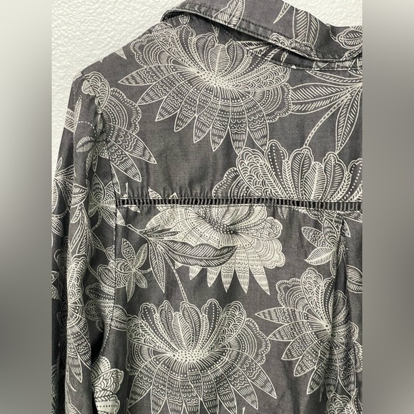 Soft Surroundings Evie Long Sleeve Button Up Gray Floral Soft Pocket Size M - Picture 6 of 9